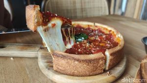 Mantap! Ada Pizza Chicago yang Kejunya Mulur Gurih