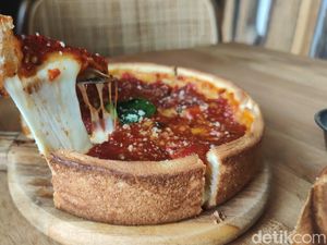 Mantap! Ada Pizza Chicago yang Kejunya Mulur Gurih