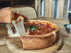 Nyamm! Chicago Pizza dengan Isian Keju Mulur Ini Ada di Cikajang