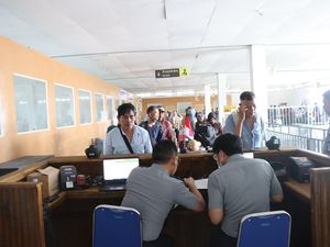 Cegah TPPO,  Imigrasi Polman Periksa Kapal Penumpang di Tanjung Silopo