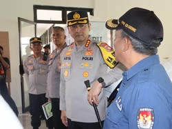 Kapolres Depok Tinjau Pengamanan Rekapitulasi Pemilu di Tapos dan Cilodong