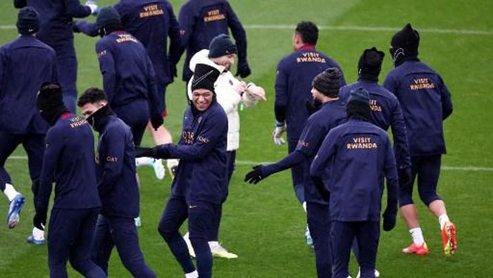 Paris Saint-Germains French forward #07 Kylian Mbappe (C) takes part in a training session in Poissy, west of Paris, on January 2, 2024, on the eve of the French Trophy of Champions football match between Paris Saint-Germain (PSG) and Toulouse. (Photo by FRANCK FIFE / AFP)