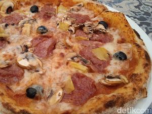 Nikmatnya Pizza Otentik Italia dengan Topping Zaitun Hitam dan Truffle