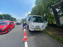 Mobil Boks Terguling di Jalan Tol Makassar gegara Ban Pecah, 2 Orang Luka