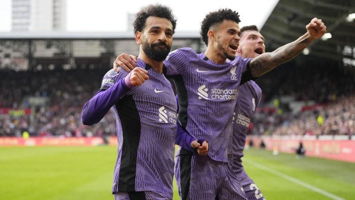 Liverpools Mohamed Salah celebrates scoring his sides third goal during the English Premier League soccer match between Brentford and Liverpool at the Gtech Community Stadium in London, Saturday, Feb. 17, 2024. (AP Photo/Kirsty Wigglesworth)