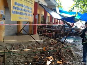 Brukk! Atap Teras Blok F Pasar Kedungwuni Pekalongan Tiba-tiba Ambruk