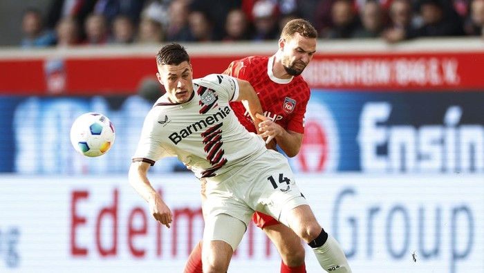 Soccer Football - Bundesliga - 1. FC Heidenheim v Bayer Leverkusen - Voith-Arena, Heidenheim, Germany - February 17, 2024 Bayer Leverkusens Patrik Schick in action with 1. FC Heidenheims Patrick Mainka REUTERS/Heiko Becker DFL REGULATIONS PROHIBIT ANY USE OF PHOTOGRAPHS AS IMAGE SEQUENCES AND/OR QUASI-VIDEO.