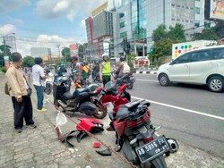 Pemobil Ayla vs Pemotor Vario di Jalan Adisucipto Sleman
