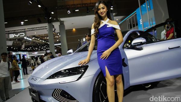 Yang Manis dan Elegan, Perempuan Penjaga Booth IIMS 2024