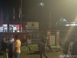 Upah Saksi Belum Dibayar, Puluhan Orang Geruduk Kantor PDIP Kupang Upah Saksi Belum Dibayar, Puluhan Orang Geruduk Kantor PDIP Kupang