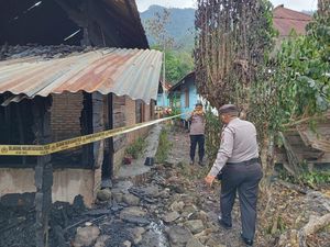 Lupa Matikan Kompor Kayu, Rumah Lansia di Samosir Terbakar