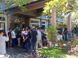 Protes Banyak Surat Suara Tidak Sah, Warga Jembrana Geruduk Kantor Camat