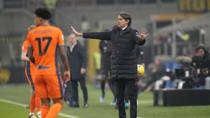 Inter Milans head coach Simone Inzaghi, right, gives instructions during the Serie A soccer match between Inter Milan and Salernitana at the San Siro stadium in Milan, Italy, Friday, Feb.16, 2023. (AP Photo/Luca Bruno)
