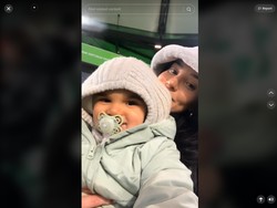 Kisah WAG Diserang Fans Bola karena Menyusui Anak di Stadion