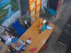 Heboh Bocah di Medan Terekam CCTV Curi Uang Rp 10 Juta dari Toko Perabotan Heboh Bocah di Medan Terekam CCTV Curi Uang Rp 10 Juta dari Toko Perabotan