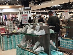 Diskon hingga 75%, Sepatu-Sandal Jadi Buruan di Transmart Full Day Sale