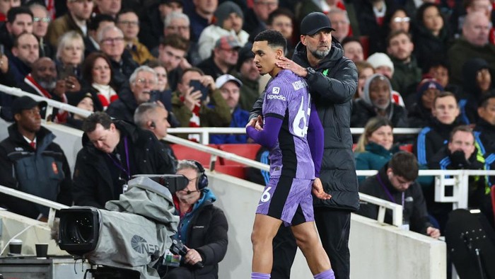 LONDON, ENGLAND - FEBRUARY 4: Jurgen Klopp the head coach / manager of Liverpool and Trent Alexander-Arnold of Liverpool during the Premier League match between Arsenal FC and Liverpool FC at Emirates Stadium on February 4, 2024 in London, England. (Photo by Robbie Jay Barratt - AMA/Getty Images)