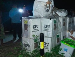 Truk Bermuatan 35 Kotak Suara di TTS Terperosok-Terguling ke Sungai