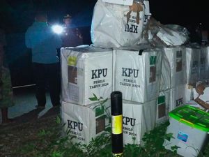 Truk Bermuatan 35 Kotak Suara di TTS Terperosok-Terguling ke Sungai Truk Bermuatan 35 Kotak Suara di TTS Terperosok-Terguling ke Sungai