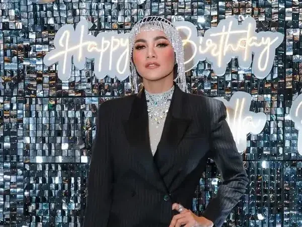 7 Gaya Olla Ramlan bak Cleopatra, Rayakan Ulang Tahun ke-44