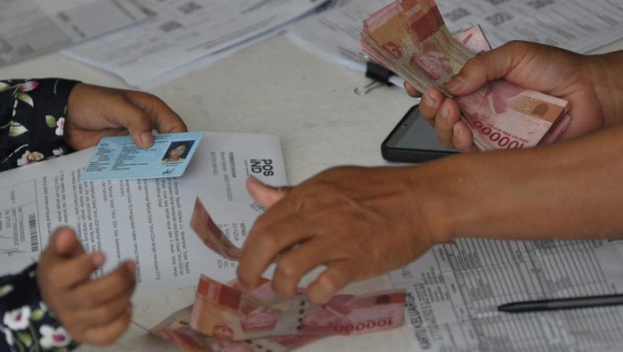 Warga Bengkulu Antre Ambil Bantuan PKH dan BPNT Petugas menyerahkan duit pinjaman aktivitas keluarga prospek (PKH) dan pinjaman pangan non tunai (BPNT) di Kantor Pos Indonesia Bengkulu di Kota Bengkulu, Bengkulu, Jumat (17/2/2024). Kementerian Sosial lewat PT Pos Indonesia (Persero) mulai mendistribusikan pinjaman sosial tahap pertama masing-masing jumlah keluarga akseptor faedah dari pinjaman PKH sebanyak 10 juta penerima, sedangkan BPNT meraih 18,8 juta akseptor dengan nilai budget meraih Rp496 triliun yang berasal dari APBN 2024. ANTARA FOTO/Muhammad Izfaldi/Spt.