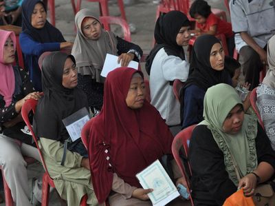 Warga Bengkulu Antre Ambil Bantuan PKH dan BPNT