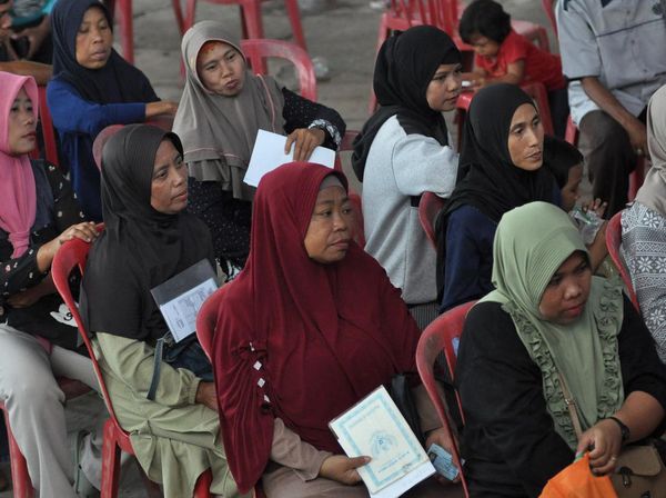 Warga Bengkulu Antre Ambil Bantuan PKH dan BPNT