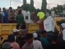Warga di Halteng Adang-Rebut 105 Kotak Suara dari Truk yang Dikawal Polisi