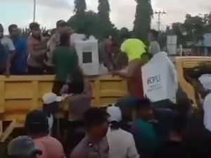 Warga di Halteng Adang-Rebut 105 Kotak Suara dari Truk yang Dikawal Polisi Warga di Halteng Adang-Rebut 105 Kotak Suara dari Truk yang Dikawal Polisi