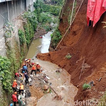 1 orang tewas tertimbun longsor proyek tembok penahan tanah (Muchamad Sholihin/detikcom)