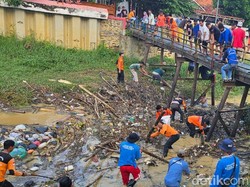 Tumpukan Sampah di Sungai Pamekasan Dibersihkan demi Cegah Banjir