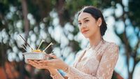 8 Potret Anya Geraldine Anggun Jadi Gadis Bali, Berkebaya Sambil Bawa Sesajen