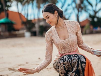 Anggunnya Para Artis Pakai Baju Adat Bali, Lihat Gaya Mereka di Sini!