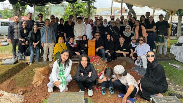BCL saat di pemakaman sang nenek