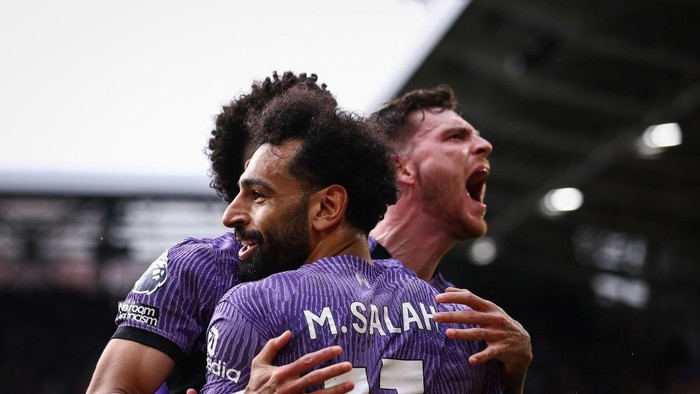 BRENTFORD, ENGLAND - FEBRUARY 17: Mohamed Salah of Liverpool celebrates with teammates Andrew Robertson (R) and Luis Diaz (L) after scoring his teams third goal during the Premier League match between Brentford FC and Liverpool FC at Gtech Community Stadium on February 17, 2024 in Brentford, England. (Photo by Ryan Pierse/Getty Images)
