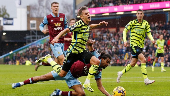 Soccer Football - Premier League - Burnley v Arsenal - Turf Moor, Burnley, Britain - February 17, 2024 Burnleys Lorenz Assignon concedes a penalty after fouling Arsenals Leandro Trossard Action Images via Reuters/Craig Brough NO USE WITH UNAUTHORIZED AUDIO, VIDEO, DATA, FIXTURE LISTS, CLUB/LEAGUE LOGOS OR LIVE SERVICES. ONLINE IN-MATCH USE LIMITED TO 45 IMAGES, NO VIDEO EMULATION. NO USE IN BETTING, GAMES OR SINGLE CLUB/LEAGUE/PLAYER PUBLICATIONS.  REFILE - CORRECTING ID