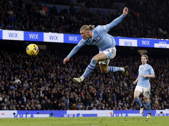 Soccer Football - Premier League - Manchester City v Chelsea - Etihad Stadium, Manchester, Britain - February 17, 2024 Manchester City's Erling Braut Haaland misses a chance to score Action Images via Reuters/Jason Cairnduff NO USE WITH UNAUTHORIZED AUDIO, VIDEO, DATA, FIXTURE LISTS, CLUB/LEAGUE LOGOS OR 'LIVE' SERVICES. ONLINE IN-MATCH USE LIMITED TO 45 IMAGES, NO VIDEO EMULATION. NO USE IN BETTING, GAMES OR SINGLE CLUB/LEAGUE/PLAYER PUBLICATIONS.