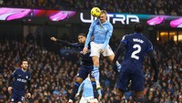 Haaland sudah berusaha keras menjebol gawang Chelsea. Foto: REUTERS/CARL RECINE