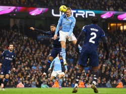 Haaland sudah berusaha keras menjebol gawang Chelsea. Foto: REUTERS/CARL RECINE