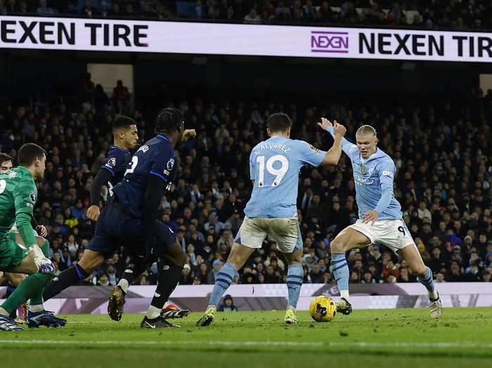 Soccer Football - Premier League - Manchester City v Chelsea - Etihad Stadium, Manchester, Britain - February 17, 2024 Manchester City's Erling Braut Haaland shoots at goal Action Images via Reuters/Jason Cairnduff NO USE WITH UNAUTHORIZED AUDIO, VIDEO, DATA, FIXTURE LISTS, CLUB/LEAGUE LOGOS OR 'LIVE' SERVICES. ONLINE IN-MATCH USE LIMITED TO 45 IMAGES, NO VIDEO EMULATION. NO USE IN BETTING, GAMES OR SINGLE CLUB/LEAGUE/PLAYER PUBLICATIONS.