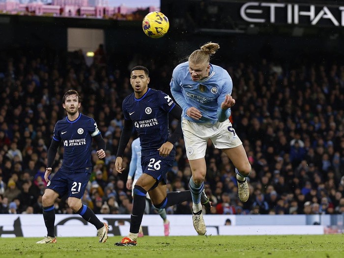Soccer Football - Premier League - Manchester City v Chelsea - Etihad Stadium, Manchester, Britain - February 17, 2024 Manchester City's Erling Braut Haaland heads at goal Action Images via Reuters/Jason Cairnduff NO USE WITH UNAUTHORIZED AUDIO, VIDEO, DATA, FIXTURE LISTS, CLUB/LEAGUE LOGOS OR 'LIVE' SERVICES. ONLINE IN-MATCH USE LIMITED TO 45 IMAGES, NO VIDEO EMULATION. NO USE IN BETTING, GAMES OR SINGLE CLUB/LEAGUE/PLAYER PUBLICATIONS.