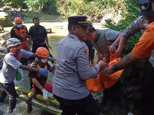 Remaja Bandung yang Terseret Arus Sungai Ciloa Ditemukan Tewas Remaja Bandung yang Terseret Arus Sungai Ciloa Ditemukan Tewas