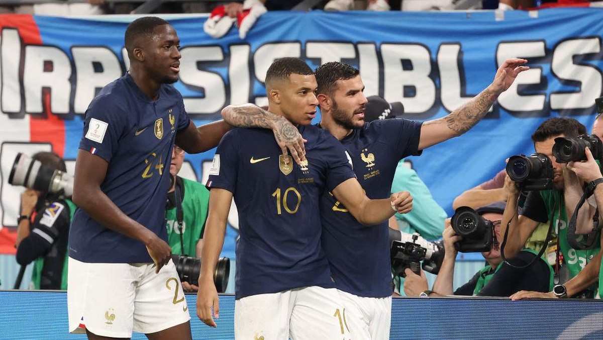 Ibrahima Konate (kiri) tak yakin Kylian Mbappe akan ke Liverpool (Getty Images/Jean Catuffe)