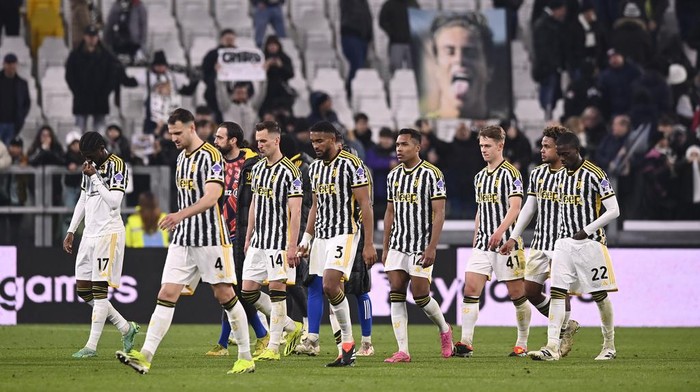 Juventus players walk on the pitch after a Serie A soccer match between Juventus and Udinese, in Turin, Italy, Monday, Feb. 12, 2024 (Fabio Ferrari/LaPresse via AP)
