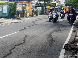 Aspal Jalan Bandulan Kota Malang Mengelupas Dampak Diguyur Hujan