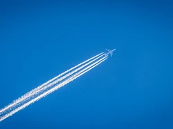 Fakta Mencengangkan Jejak Asap Putih Pesawat Terbang