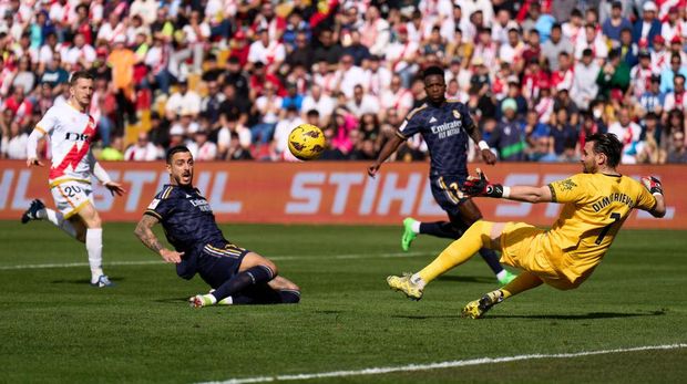 MADRID, SPAIN - FEBRUARY 18: Joselu Mato of Real Madrid scores the team's first goal during the LaLiga EA Sports match between Rayo Vallecano and Real Madrid CF at Estadio de Vallecas on February 18, 2024 in Madrid, Spain. (Photo by Angel Martinez/Getty Images)