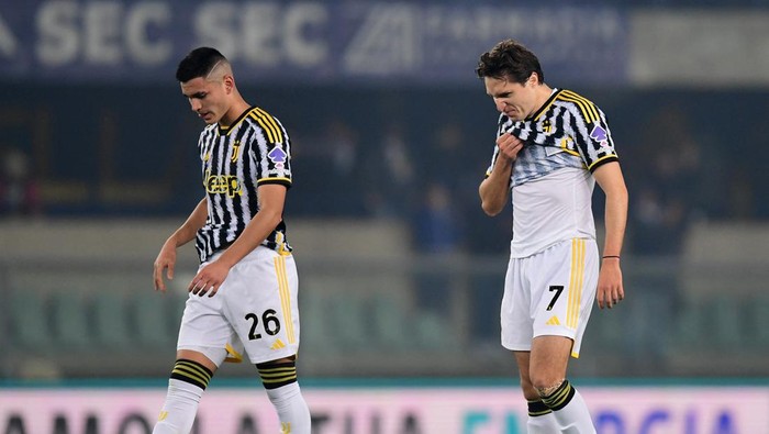 Soccer Football - Serie A - Hellas Verona v Juventus - Stadio MarcAntonio Bentegodi, Verona, Italy - February 17, 2024 Juventus Federico Chiesa and Carlos Alcaraz after the match REUTERS/Daniele Mascolo