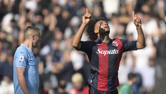Bolognas Joshua Zirkzee celebrates after scoring their sides second goal of the game during the Serie A soccer match between Lazio Roma and Bologna FC at the Stadio Olimpico di Roma in Rome, Italy, Sunday Feb. 18, 2024. (Alfredo Falcone/LaPresse via AP)