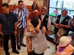 Pelukan Hangat Risma untuk Anak yang Ditinggal Keluarganya Bunuh Diri Pelukan Hangat Risma untuk Anak yang Ditinggal Keluarganya Bunuh Diri